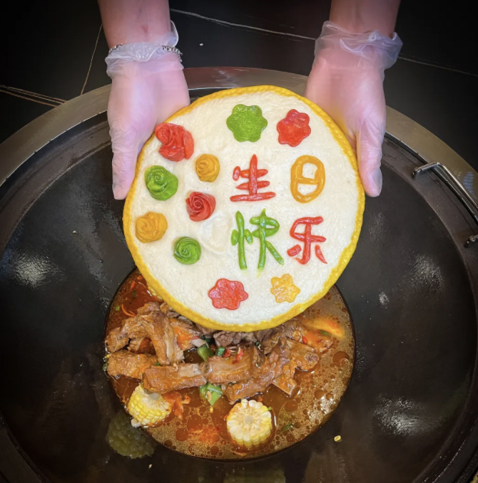 人均25吃到饱!这家铁锅炖太适合年终聚餐了! 人均25吃到饱!这家铁锅炖太适合年终聚餐了!