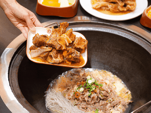 人均25吃到饱!这家铁锅炖太适合年终聚餐了! 人均25吃到饱!这家铁锅炖太适合年终聚餐了!