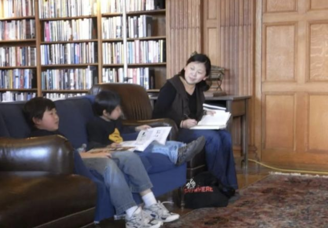 两个孩子都是卧轨自杀，华裔女作家7年内二度丧子！父母真的没有问题吗？