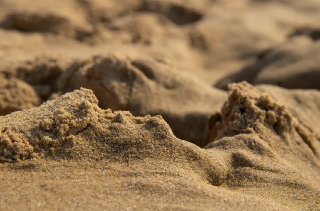 佛州7岁女孩沙滩挖坑被活埋死亡：最可怕的是没人觉得这么做很危险