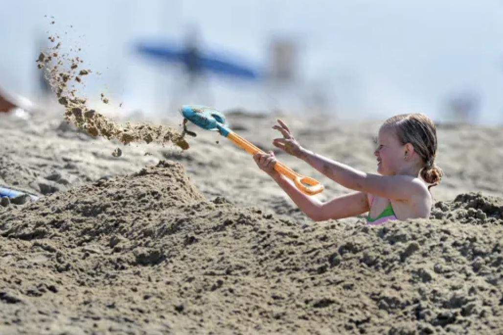 佛州7岁女孩沙滩挖坑被活埋死亡：最可怕的是没人觉得这么做很危险