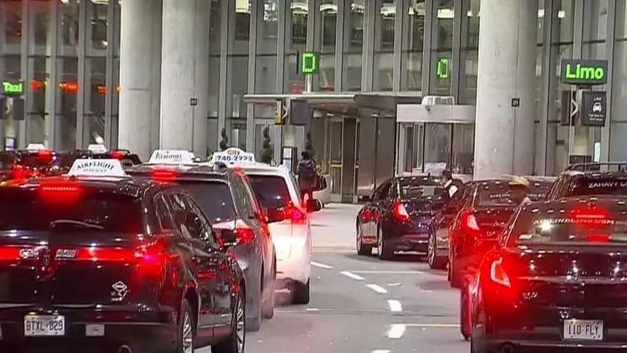 机场停车等人被罚$85!皮尔森机场停车接机:隐藏的两个免费停车场 机场停车等人被罚$85!皮尔森机场停车接机:隐藏的两个免费停车场