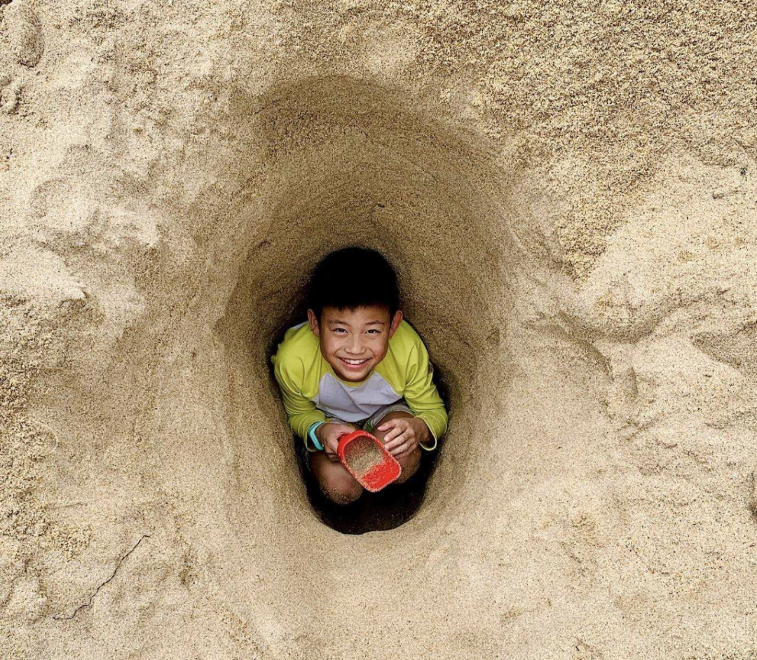 佛州7岁女孩沙滩挖坑被活埋死亡：最可怕的是没人觉得这么做很危险