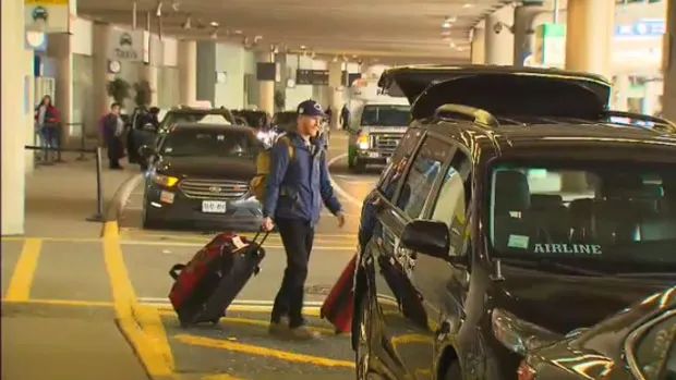 机场停车等人被罚$85!皮尔森机场停车接机:隐藏的两个免费停车场 机场停车等人被罚$85!皮尔森机场停车接机:隐藏的两个免费停车场