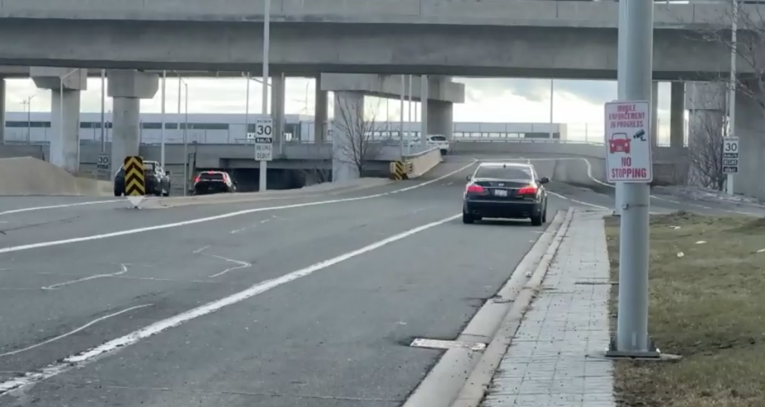 机场停车等人被罚$85!皮尔森机场停车接机:隐藏的两个免费停车场 机场停车等人被罚$85!皮尔森机场停车接机:隐藏的两个免费停车场