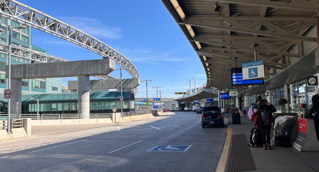 机场停车等人被罚$85!皮尔森机场停车接机:隐藏的两个免费停车场 机场停车等人被罚$85!皮尔森机场停车接机:隐藏的两个免费停车场