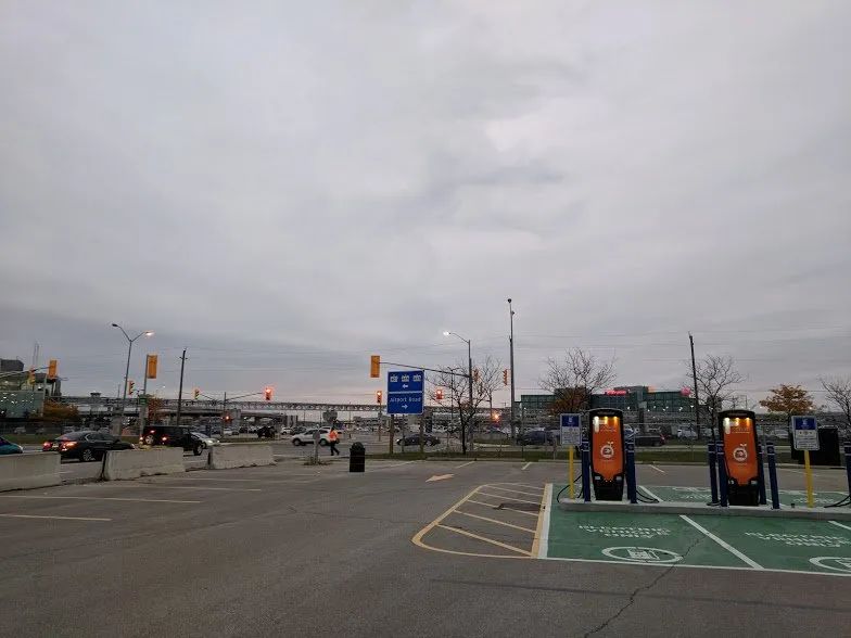 机场停车等人被罚$85!皮尔森机场停车接机:隐藏的两个免费停车场 机场停车等人被罚$85!皮尔森机场停车接机:隐藏的两个免费停车场