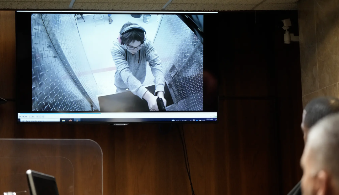 孩子犯法，爸妈连坐！15岁儿子在学校枪杀4人，父母被判刑坐牢10年！