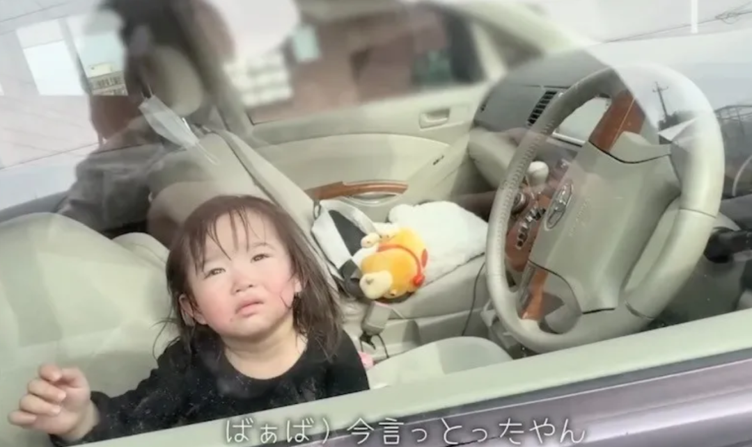 为了流量虐待孩子，高温40度把女儿锁车里拍视频！这对日本父母在YouTube上被骂疯了
