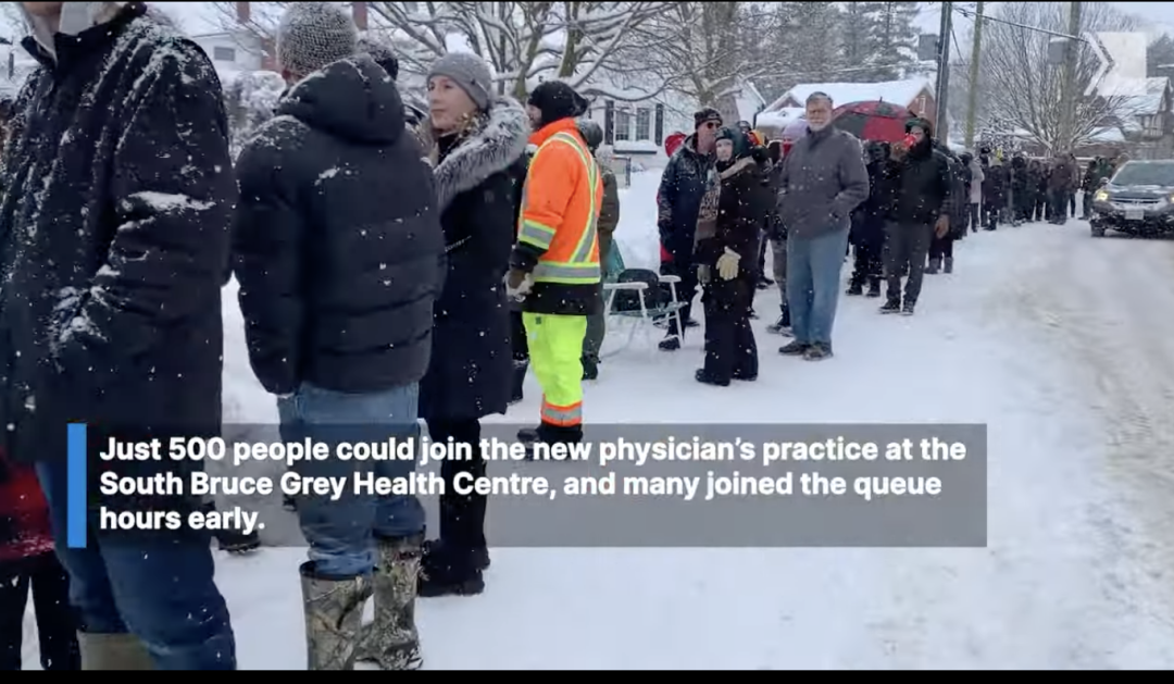 安省数千居民暴风雪中排队,诊所门口苦等6小时!网友:加拿大完蛋了~ 安省数千居民暴风雪中排队,诊所门口苦等6小时!网友:加拿大完蛋了~
